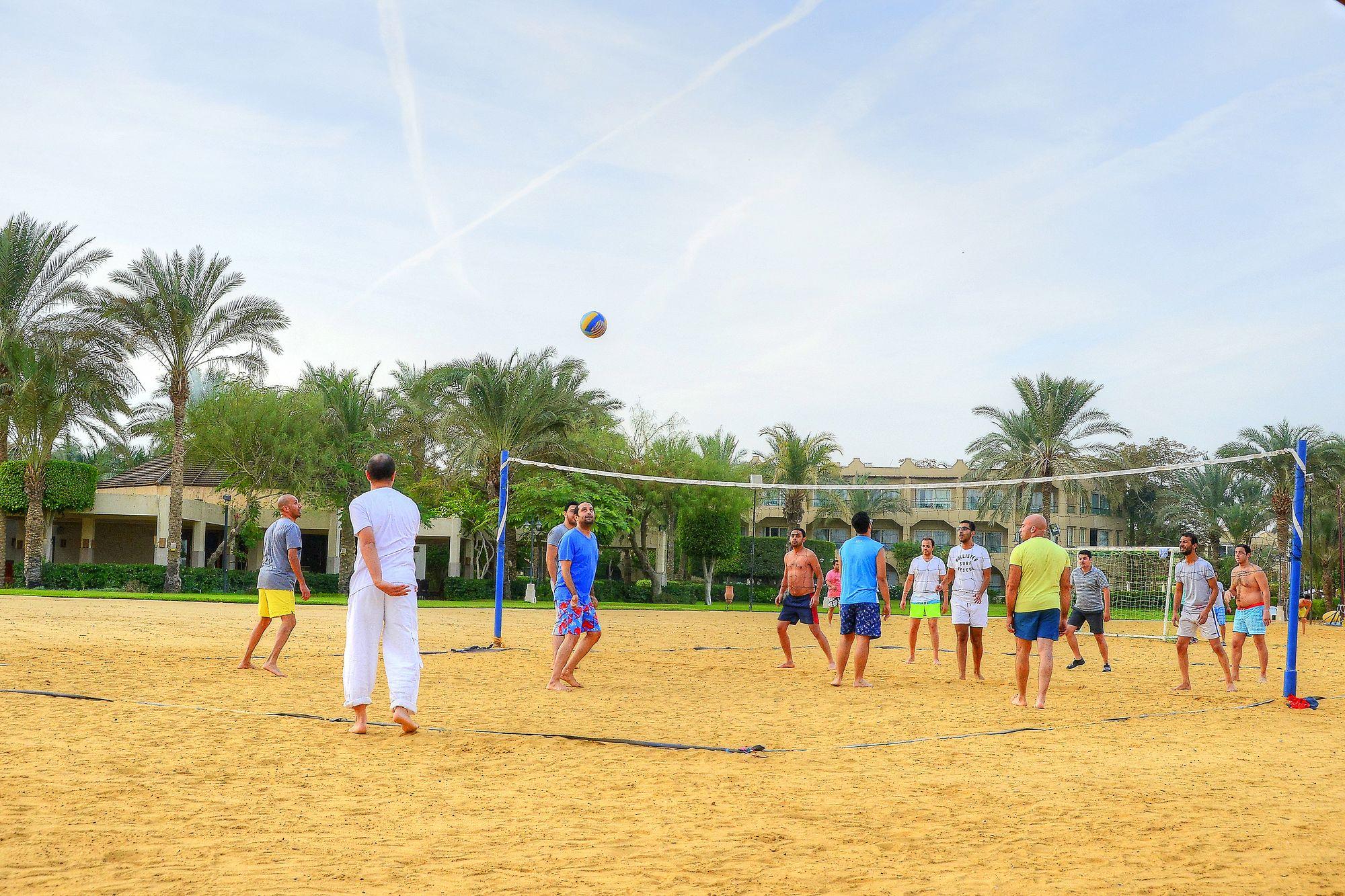 עיין סוחנה Stella Di Mare Grand Hotel מראה חיצוני תמונה Beach volleyball at the resort