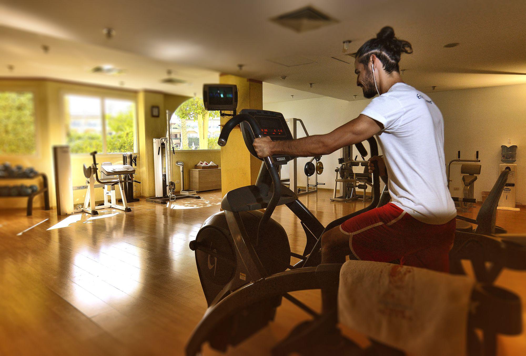 עיין סוחנה Stella Di Mare Grand Hotel מראה חיצוני תמונה A man using a cross trainer