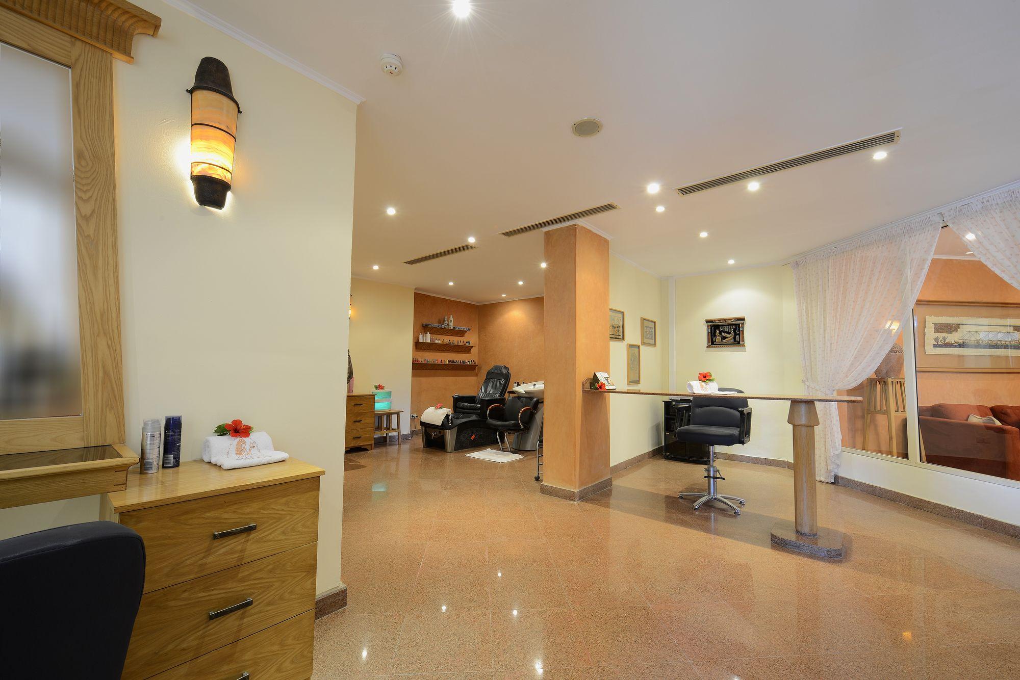 עיין סוחנה Stella Di Mare Grand Hotel מראה חיצוני תמונה The interior of a spa in Dubai, United Arab Emirates