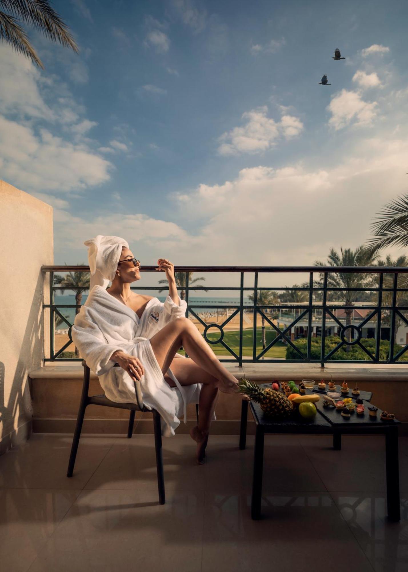 עיין סוחנה Stella Di Mare Grand Hotel מראה חיצוני תמונה A woman wearing a bathrobe