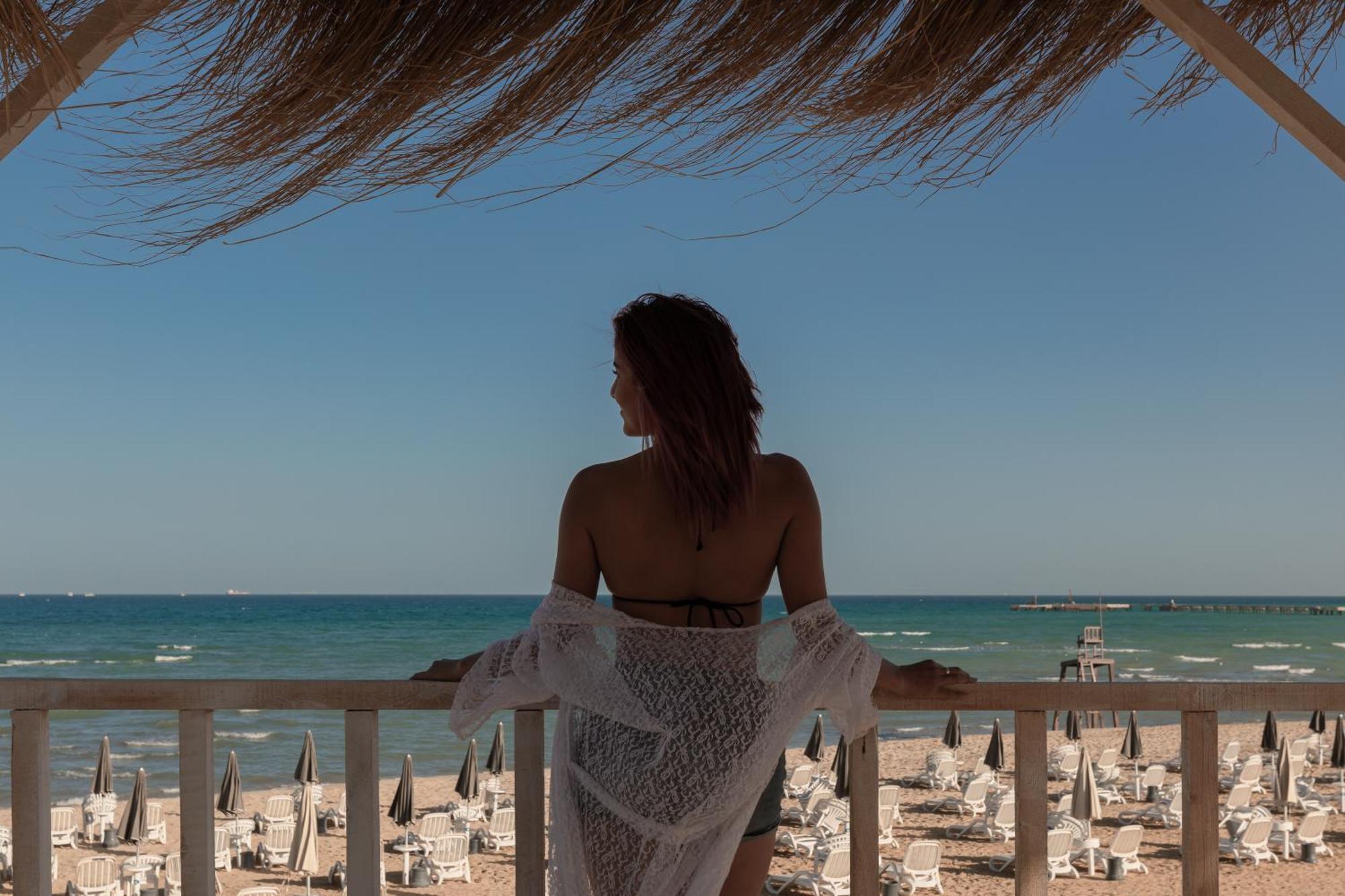 עיין סוחנה Stella Di Mare Grand Hotel מראה חיצוני תמונה A woman wearing a pareo