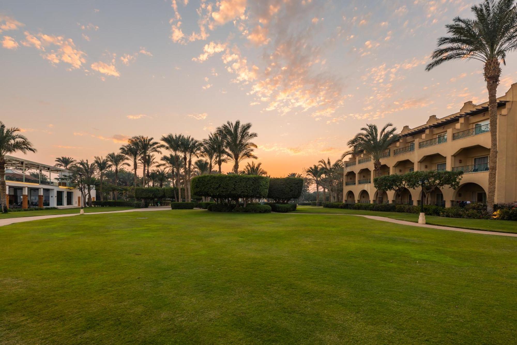 עיין סוחנה Stella Di Mare Grand Hotel מראה חיצוני תמונה Sunset at the Hilton Sharm El Sheikh